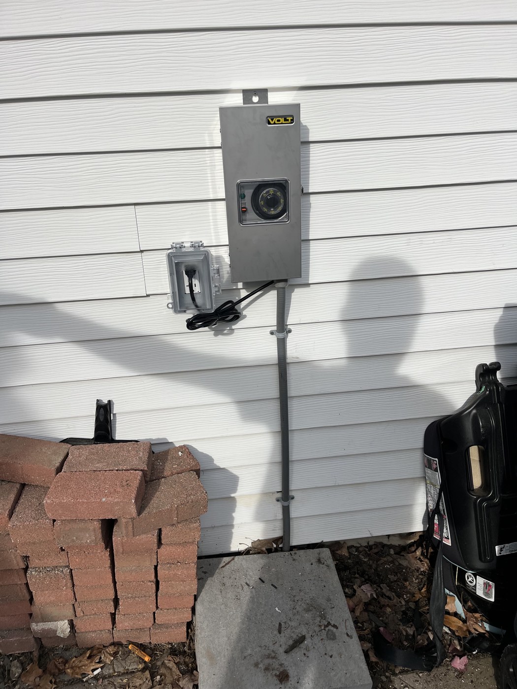 Low voltage landscape lighting transformer